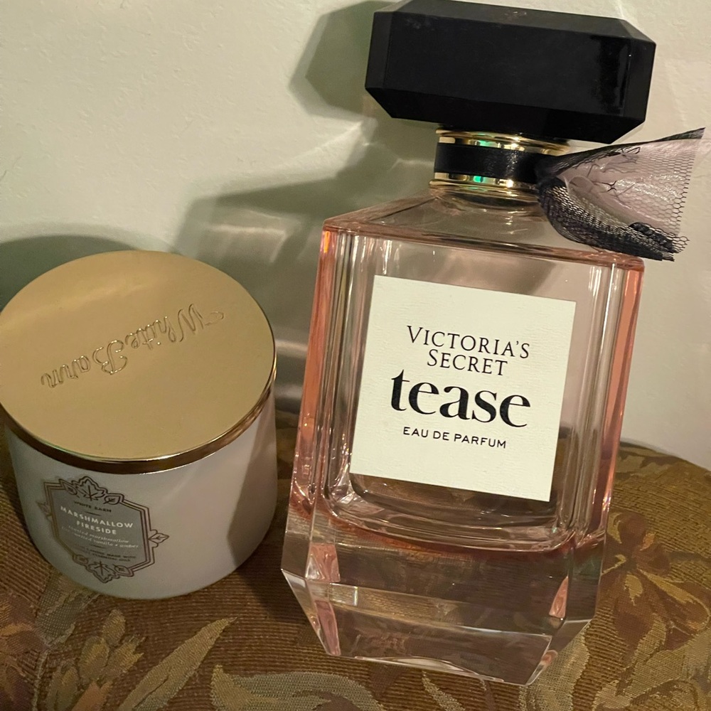 VS Tease Parfum prop display